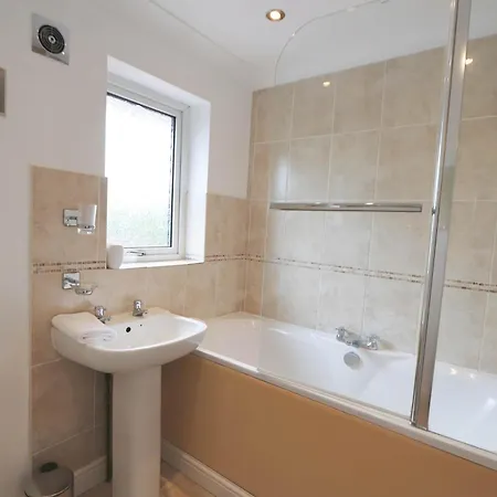 Four Bedroom House On Passage Road Vakantiehuis